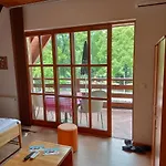 Prenociste/restoran Lovac *