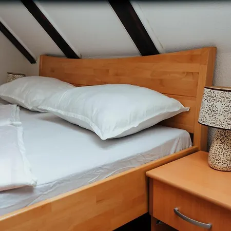 Prenociste/restoran Lovac Kro *