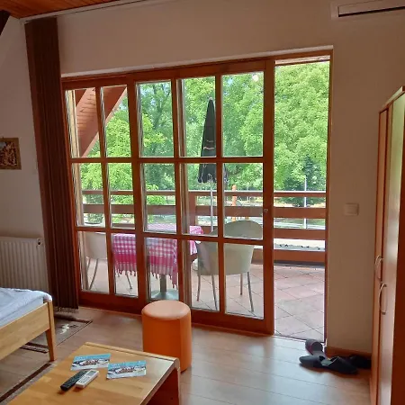 Prenociste/restoran Lovac *