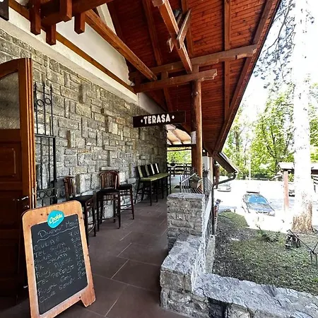 Prenociste/restoran Lovac *