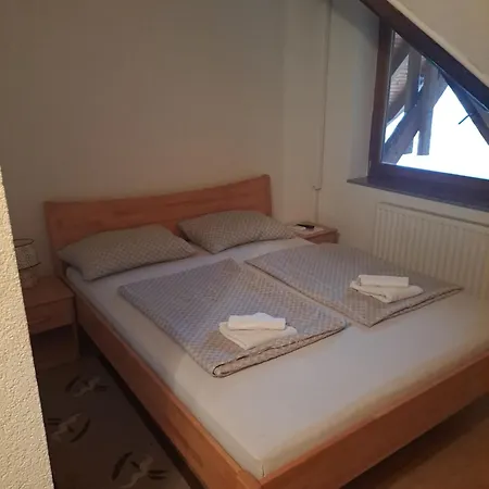 Prenociste/restoran Lovac *