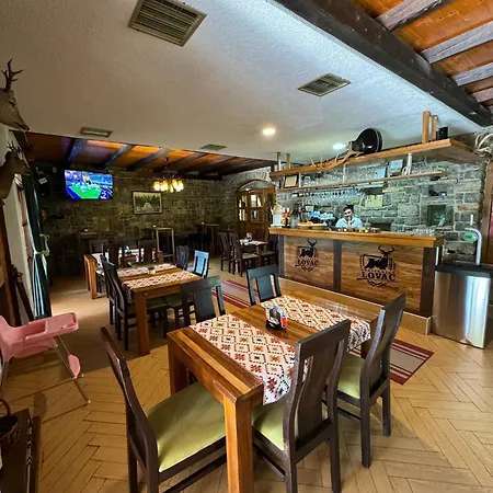Prenociste/restoran Lovac *