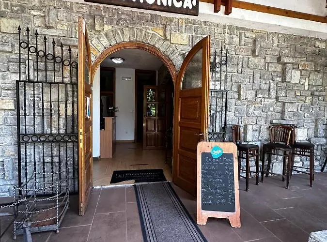 Prenociste/restoran Lovac * Bihać