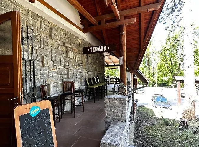 Prenociste/restoran Lovac *