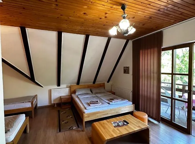 Prenociste/restoran Lovac *