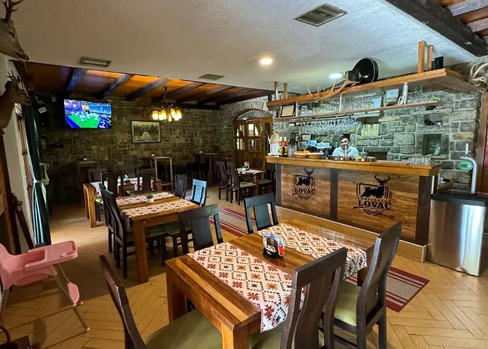 Prenociste/restoran Lovac *